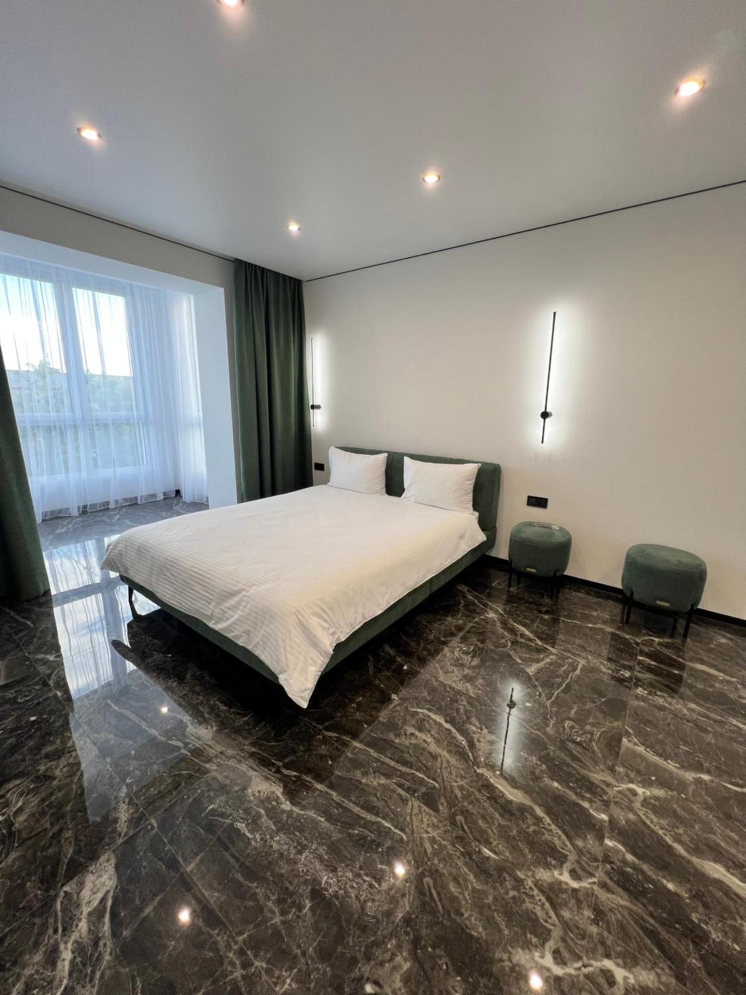Люкс Апартаменти В Жкарена Та Жк Great House Rivne Bagian luar foto